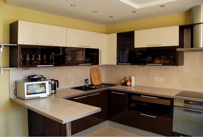 A lakásban található konyha belső terei (42 fotó): elrendezés megválasztása, kivitel gázvízmelegítővel, színes kivitel
