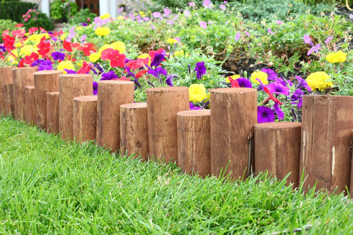 Dekoratív kerítés kiválasztása virágágyások és bokrok számára