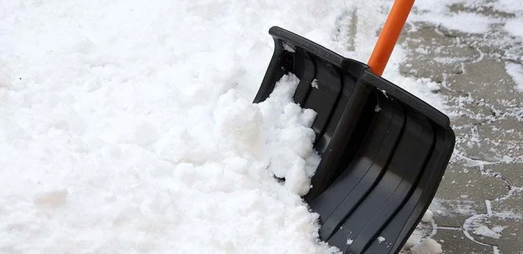 Mi a teendő, ha lapátolás közben a hó rátapad a lapátra?