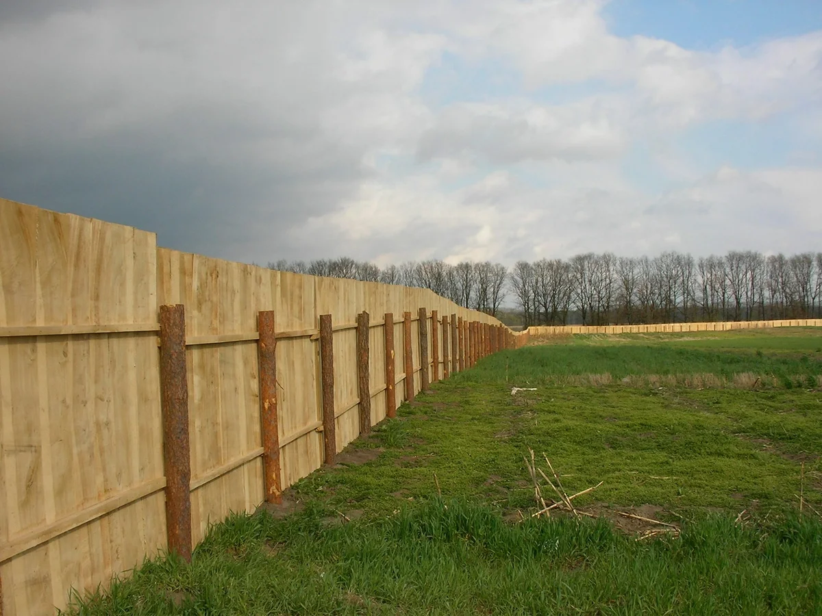 Mi a legjobb anyag egy vidéki kert ideiglenes kerítéséhez?