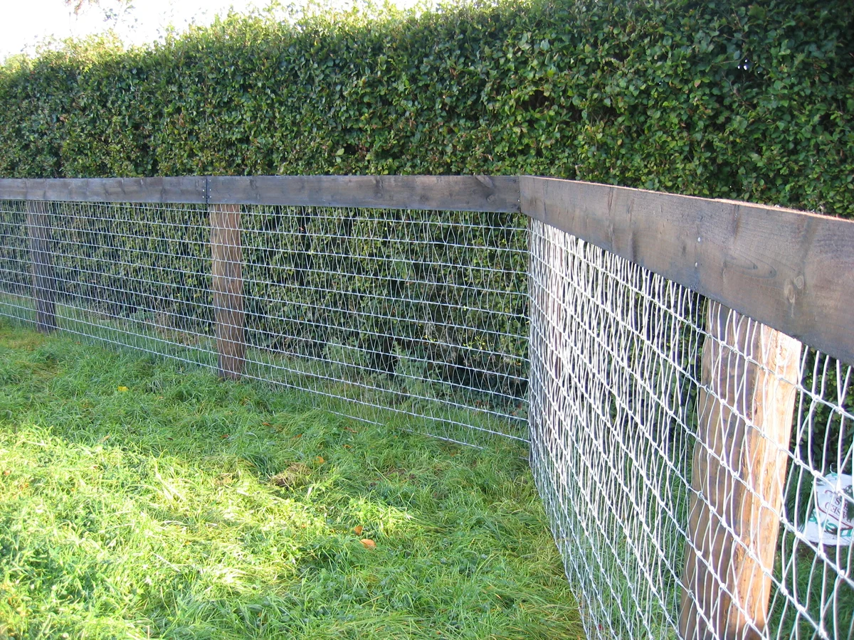 Mi a legjobb anyag egy vidéki kert ideiglenes kerítéséhez?