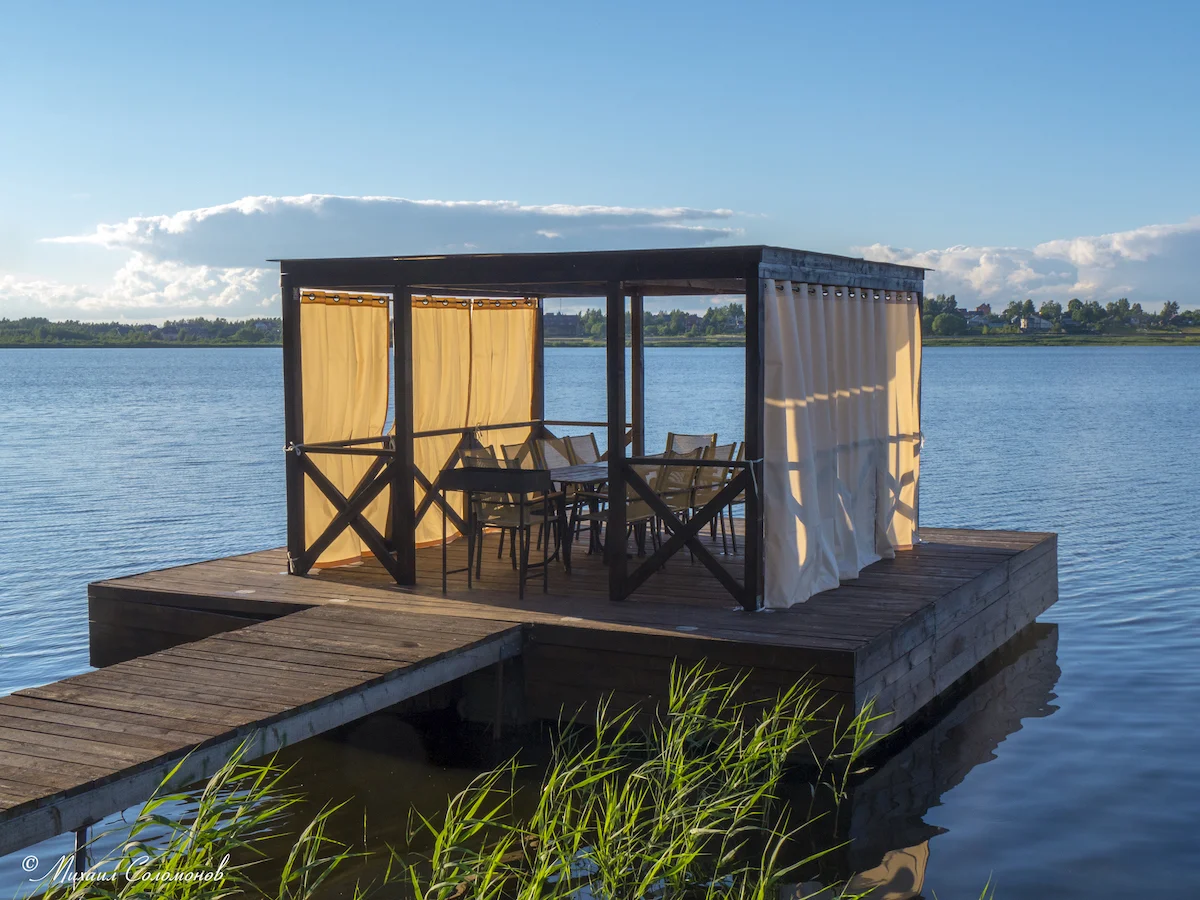 Egy pavilon a vízen: hogyan kell megszervezni egy luxus nyaralót