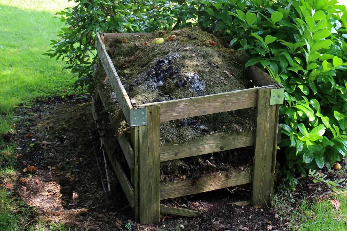 Hogyan lehet felgyorsítani a komposztálást a kertben: hasznos tippek