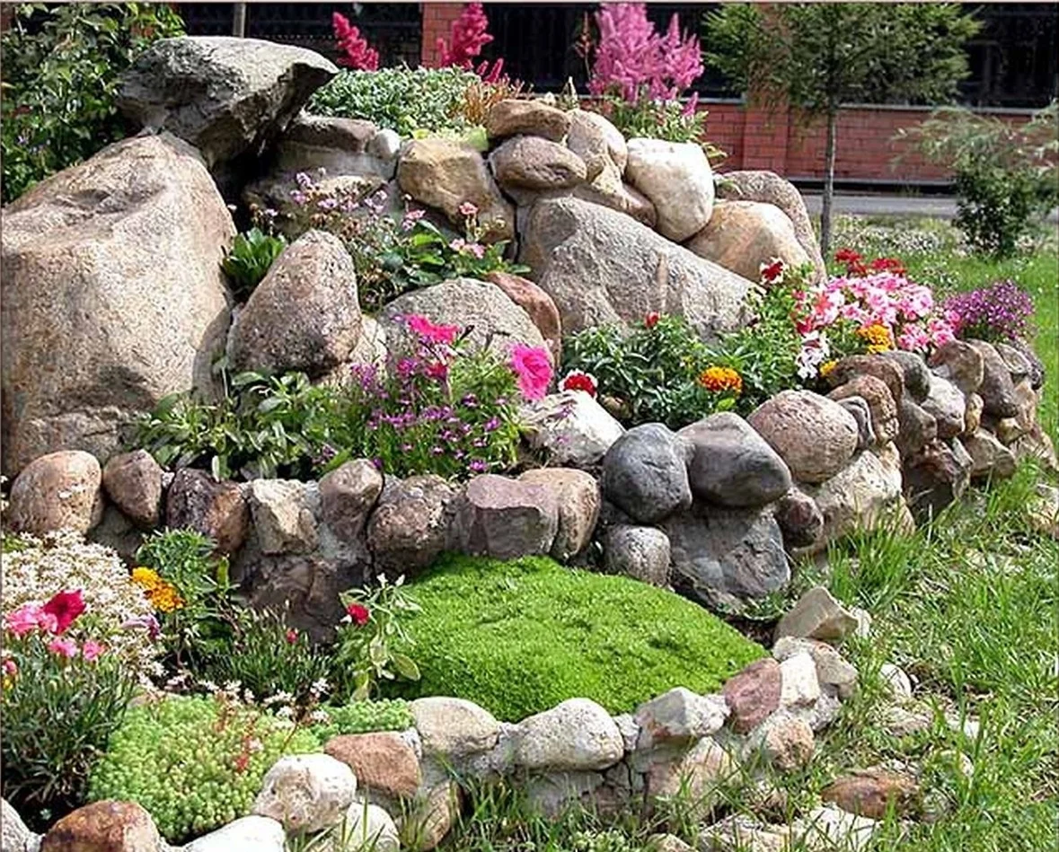 Hogyan készítsünk egy gyönyörű virágágyás kövekkel egy kertben