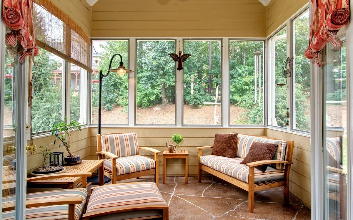 Tervezési ötletek egy zárt veranda kialakításához egy vidéki házban &#55356;&#57313;