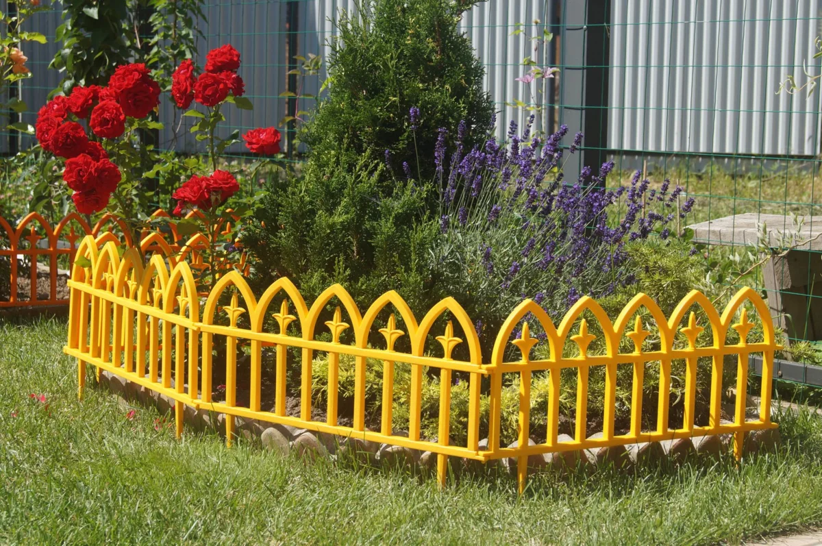 Mit lehet csinálni egy szép dekoratív kerítés kerítésből?