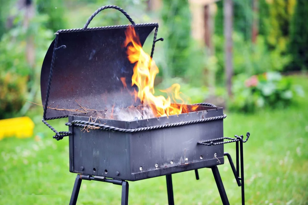 Hogyan készítsünk egy faszén grillt saját kezűleg a vidéki házban