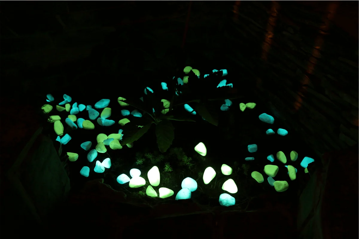 Hogyan készítsünk sötétben világító köveket a kertünkbe?