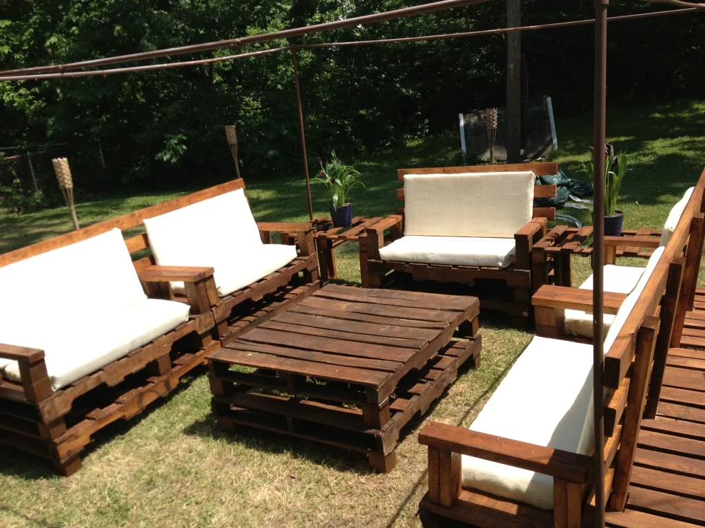Hogyan készítsünk stílusos fából készült kerti bútorokat nyárra