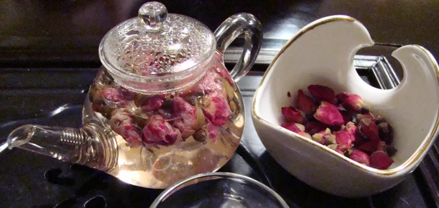 Varázslatos tea rózsaszirmok