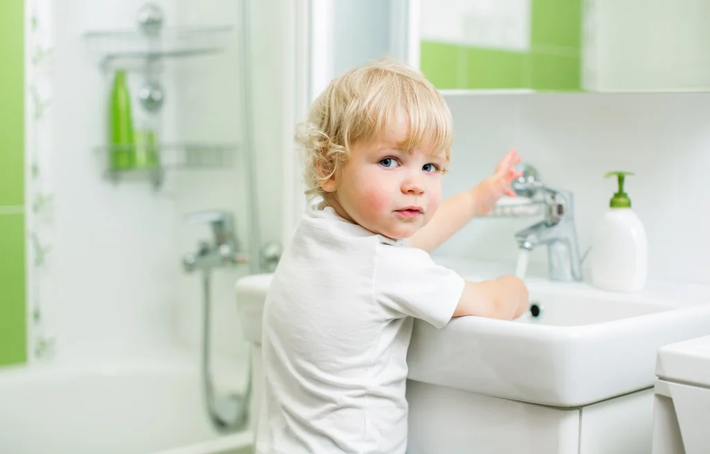 Gyerekek a fürdőszobában 7 biztonsági szabály, amit nem szabad elfelejteni