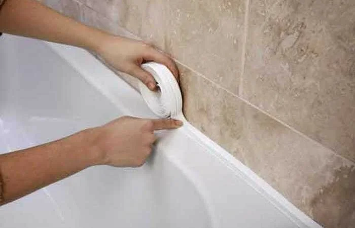 5 gyors módszer a fürdőszoba és a fal közötti rések tömítésére, hogy elkerülje a padló és a szomszédok későbbi elárasztását