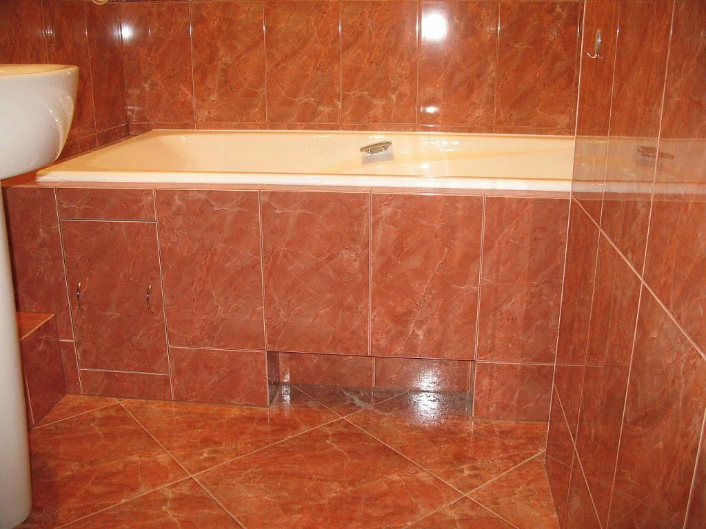 A fürdőszoba csempézési útmutatója egyszerű módja a padlólapok kiszámításának