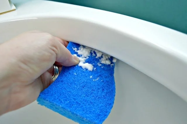 Távolítsa el a rozsdát és az iszapot a WC-kagylóból népszerű szerekkel