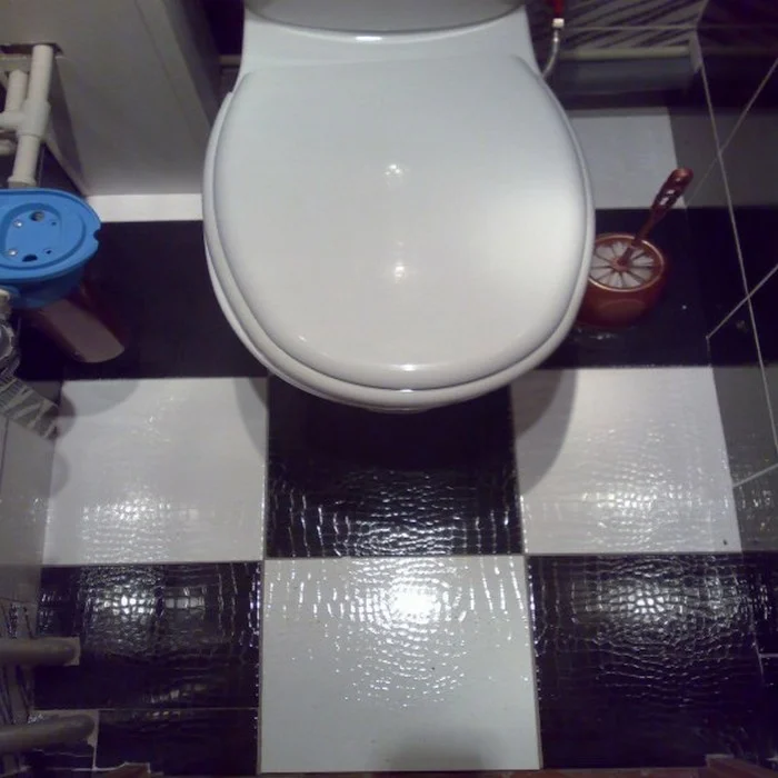 A könnyen követhető utasítások a WC-csempe lerakásához