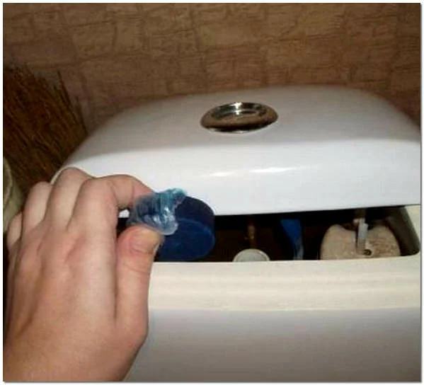 Hogyan lehet megszabadulni a szennyvíz szagától a fürdőszobában?