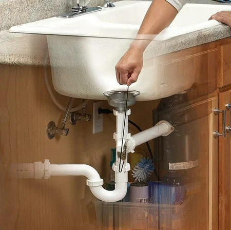 Hogyan lehet megszabadulni a szennyvíz szagától a fürdőszobában?