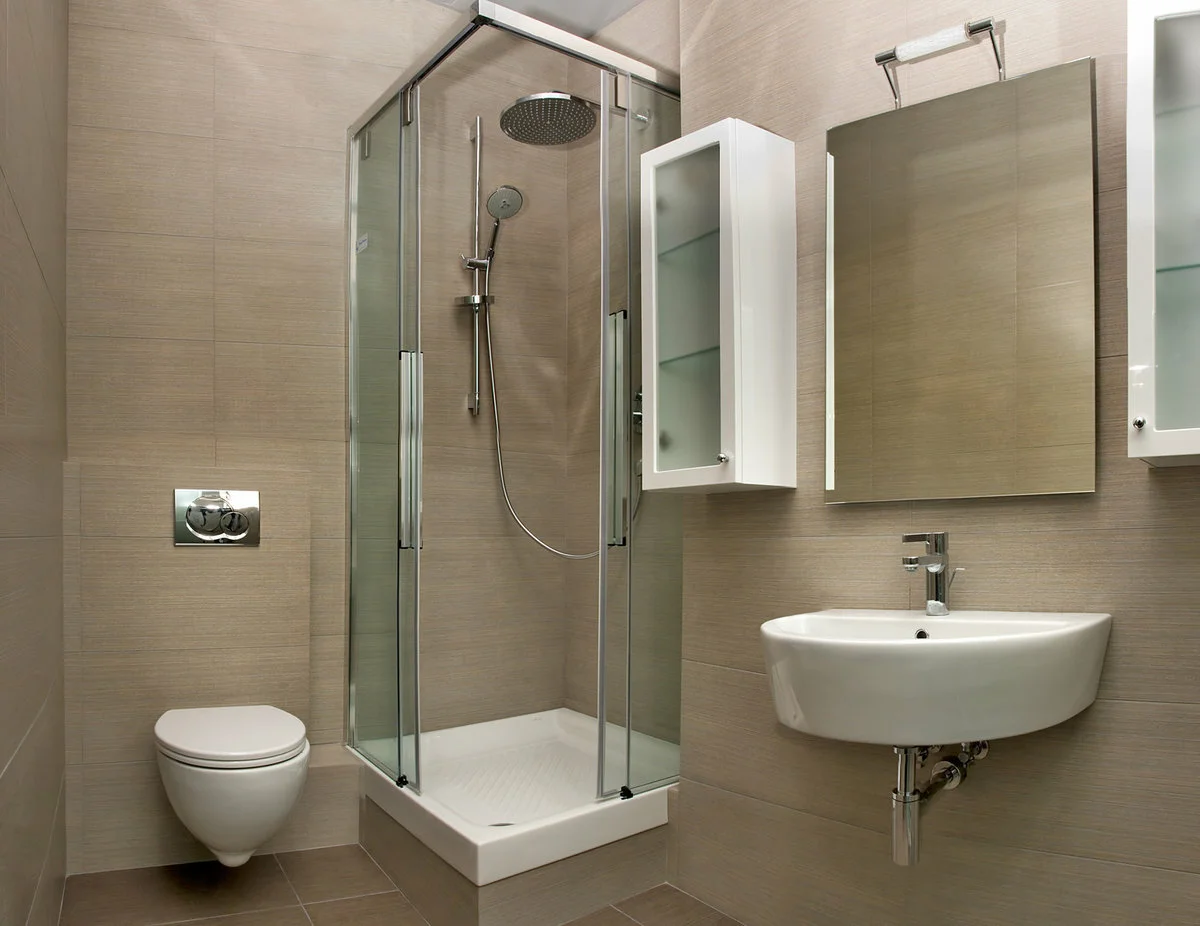 Hogyan lehet egy kisebb fürdőszobát tágasabbá tenni – válasszon egy zuhanykabint