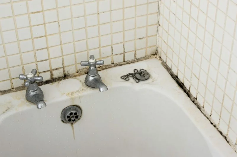 3 tuti módja annak, hogy tönkretedd a fürdőkádat, amikor tisztítod azt