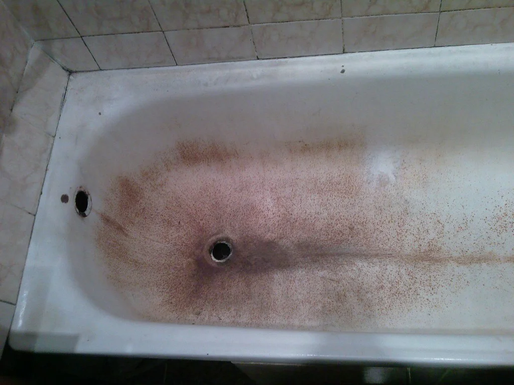 3 tuti módja annak, hogy tönkretedd a fürdőkádat, amikor tisztítod azt