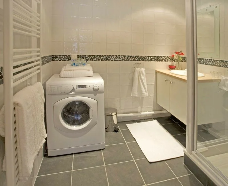Hol a legjobb hely a mosógép elhelyezésére a konyhában vagy a fürdőben??