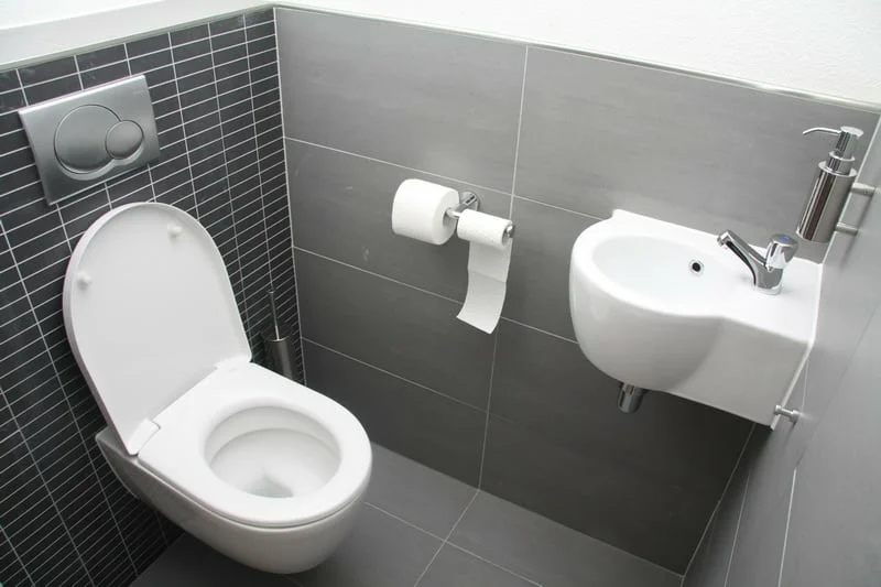 Kényelmi megoldások a kis WC-khez