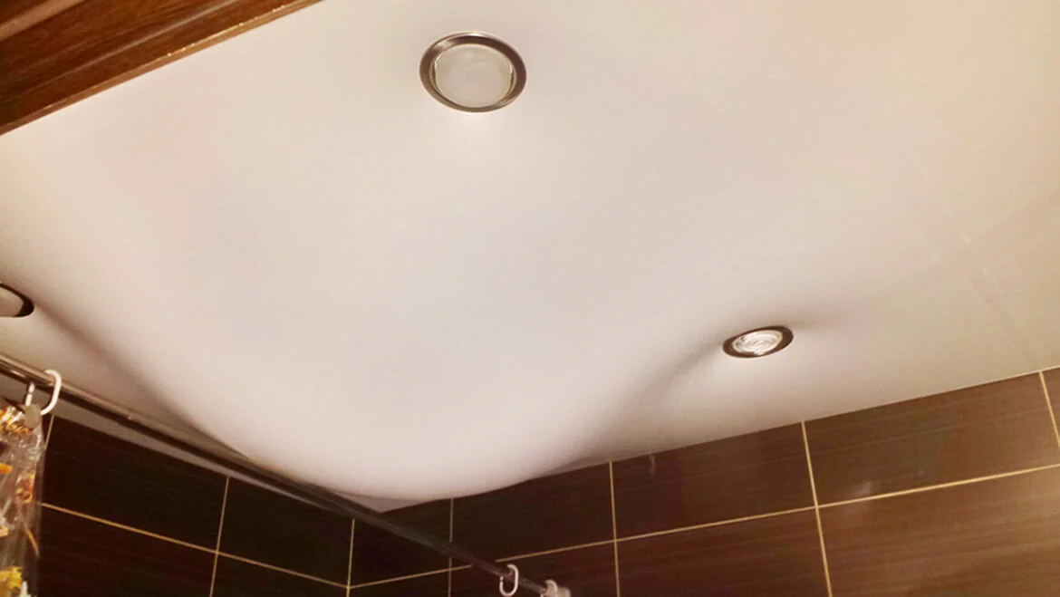 Feszített mennyezet vagy gondolja meg 10-szer, mielőtt feszített mennyezetet helyez a fürdőszobába?