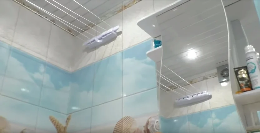 A fürdőszobai falak befejezése műanyag panelekkel 1 évvel a javítás után