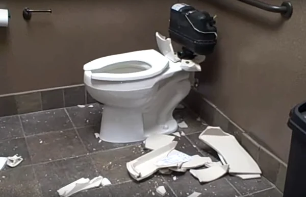 Legyen óvatos – a WC-csésze felrobbanhat?