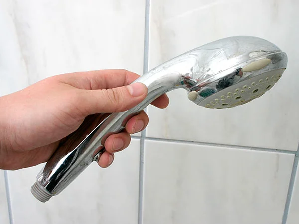 Egyszerű módja a zuhanyfej vízkőmentesítésének – 30 perc, kész!!